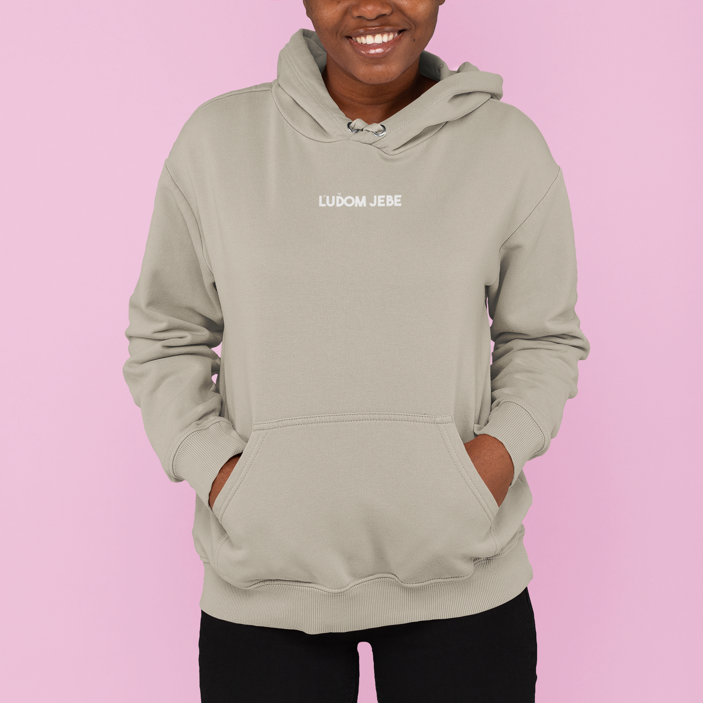 Mikina s nápisom "Ľuďom jebe"