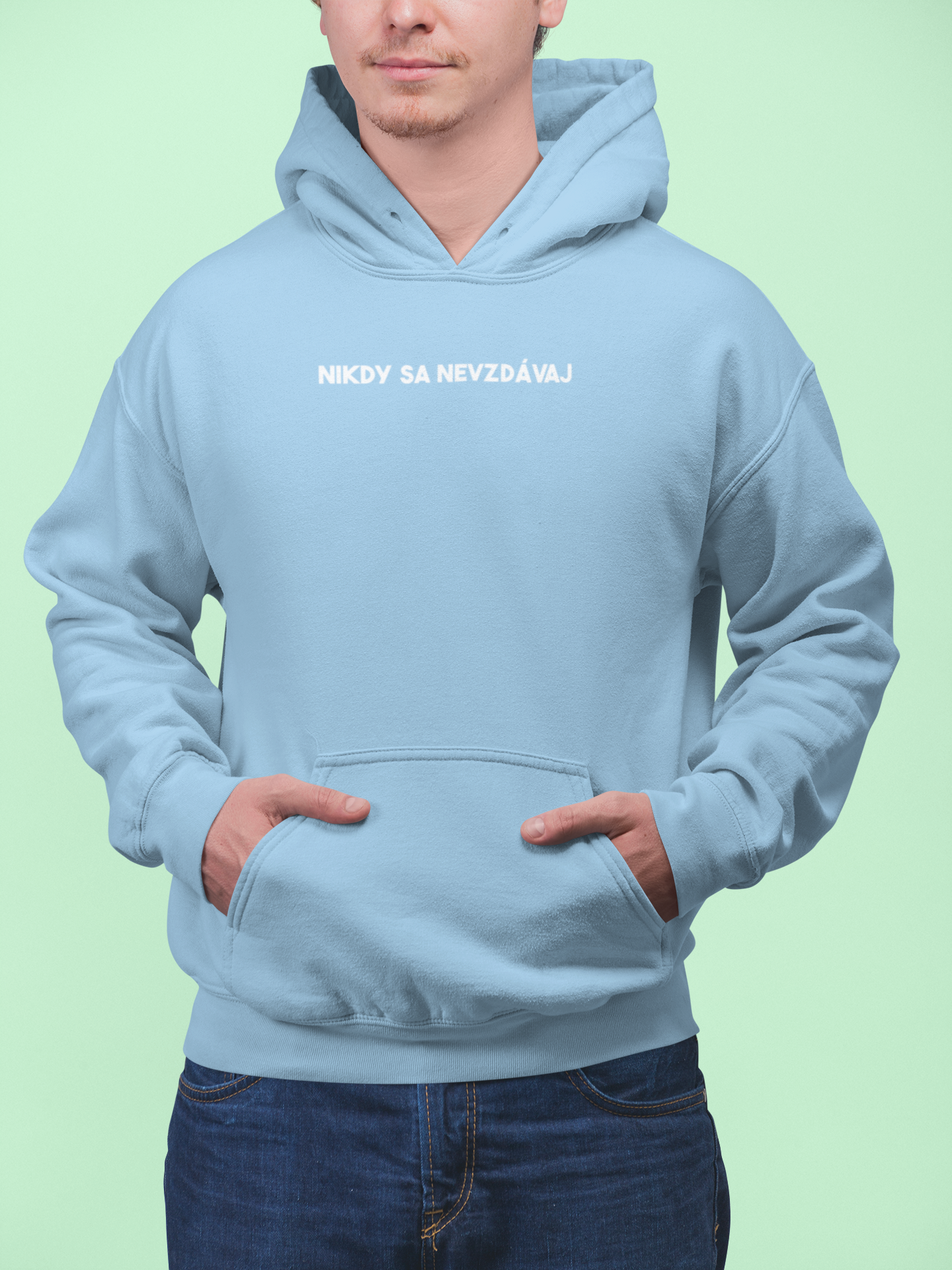 Mikina s nápisom "Nikdy sa nevzdávaj"