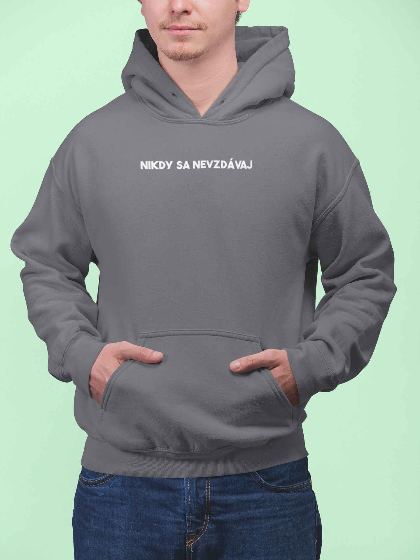 Mikina s nápisom "Nikdy sa nevzdávaj"