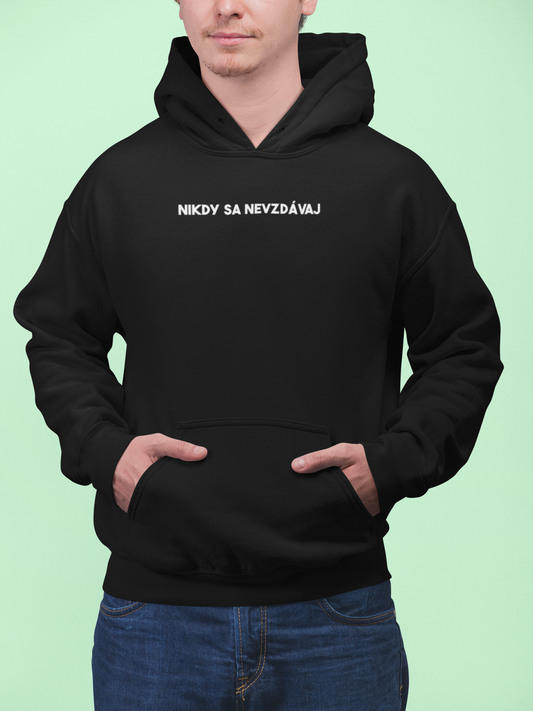 Mikina s nápisom "Nikdy sa nevzdávaj"