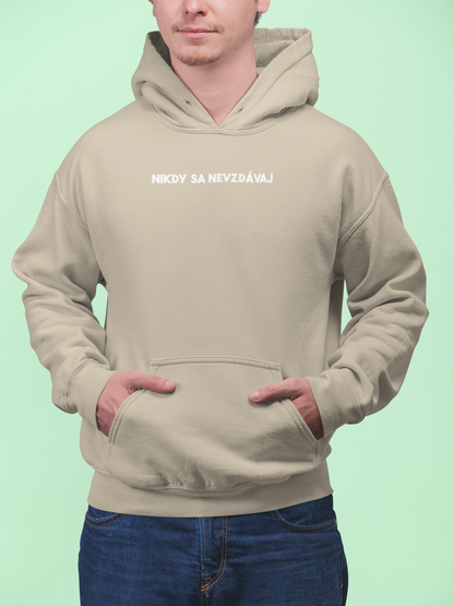Mikina s nápisom "Nikdy sa nevzdávaj"